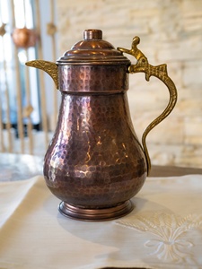 Jarra de agua de cobre con acabado martillado, asa de estilo vintage para comedor, vajilla ecológica. - Product Image 2