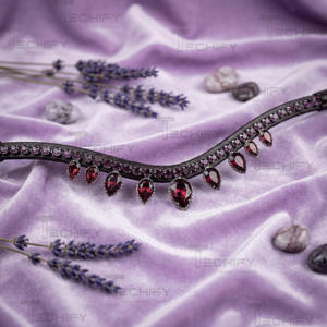 Diadema de Cuero Negro de Lujo para Caballo con Cristales Morados en Forma de Lágrima y Adornos de Diamantes de Imitación - Product Image 5