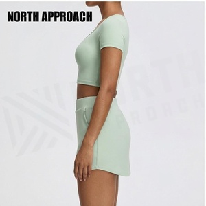 Ensemble de yoga 2 pièces North Approach rose : Crop top à col rond et jupe taille haute, couleur unie, respirant, en Spandex et Polyester, vêtements de sport - Product Image 3