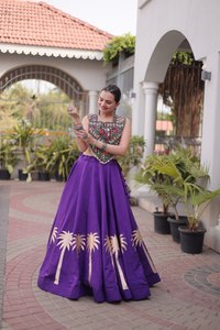 Lehenga Choli en soie brodée violette avec imprimé palmier, longueur ras du sol, tenue de mariage traditionnelle pour femmes, Inde, Pakistan - Product Image 3