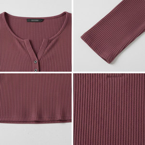 Haut côtelé ajusté pour femme à manches longues, col en V boutonné, coupe slim, logo personnalisé, fournisseur OEM en gros - Product Image 5