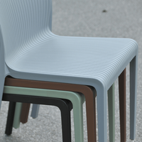 Chaise de salle à manger en plastique moulé rouge - Design moderne portable et empilable pour atelier et usage domestique