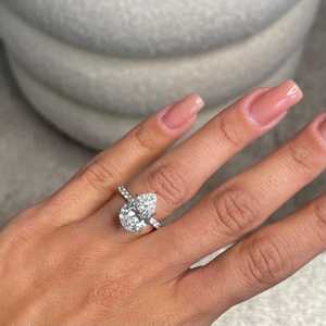 Anillo de Compromiso de Oro de 18K con Diamante Cultivado en Laboratorio de Corte Pera de 5.50 Quilates para Mujer |   Anillo de Boda Solitario Impresionante - Product Image 2
