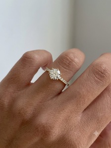 Anillo de Compromiso Solitario de Diamante Cultivado en Laboratorio, Corte Brillante Redondo, Oro Amarillo de 14K, Banda Pavé, Regalo - Product Image 1