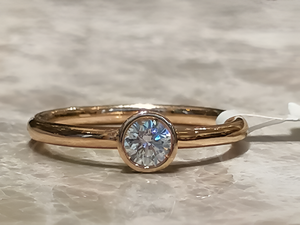 Anillo de Compromiso para Hombre con Diamante Cultivado en Laboratorio, Corte Redondo, Engaste en Bisel, Oro Amarillo de 14K, Certificado IGI, E VVS CVD - Product Image 2