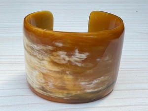 Bracelet en corne de buffle naturel et écologique, fait main, moderne, extensible, de haute qualité, par Belladec - Product Image 2