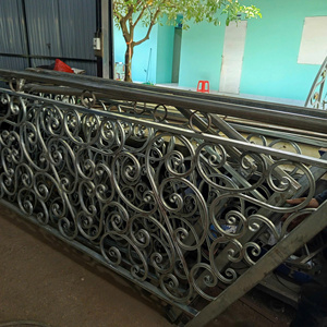 Rampe d'escalier en fer forgé pour extérieur : Systèmes de rampes d'escalier décoratifs en métal faits sur mesure pour maisons modernes de luxe - Product Image 4