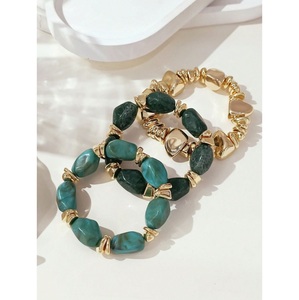 Pulsera de Resina Contemporánea con Diseño Artesanal de Vanguardia, Accesorio Elegante para Atuendos Modernos - Product Image 2