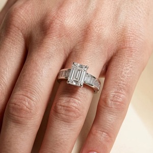 Anillo de Compromiso de Oro de 14K con Diamante Cultivado en Laboratorio de Corte Esmeralda de 3.50 CT, con 4 Puntas y Piedras Laterales Baguette Engastadas en Canal (Lujoso) - Product Image 5