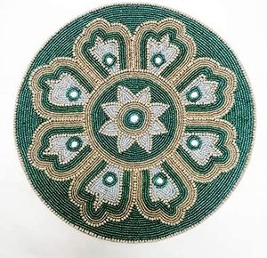 Alfombrilla de mesa redonda hecha a mano con cuentas de vidrio con diseño floral mandala para decoración de bodas, fiestas y cenas. - Product Image 1