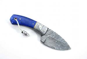 Herramienta utilitaria con mango de madera estabilizada azul vibrante y acero de Damasco fijo - Product Image 1