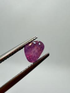 Saphir rose naturel taille cœur/poire 1,33 ct 5,5x6,5x4 mm, pierre précieuse calibrée à facettes de Ceylan pour la fabrication de bijoux, avec jeu de couleurs - Product Image 2