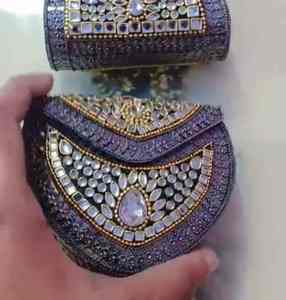 Bolso de mano nupcial artesanal con piedras Kundan y asa de perlas, bolso de diseñador étnico para bodas y fiestas. - Product Image 3