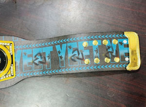 Cinturón de Campeonato de Lucha Libre Personalizado W-W-E YEET, 2 mm - Placas de Metal Chapadas en Oro y Correa de Cuero - Product Image 4