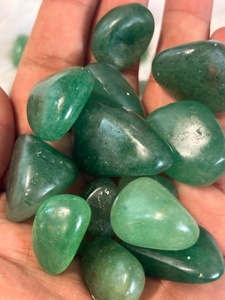 Pierre de fluorite verte vibrante, polie et lisse, avec une variété de couleurs riches, idéale pour les collections de cristaux et la décoration. - Product Image 4