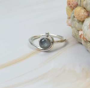 Bague en argent sterling 925 avec pierre précieuse naturelle de labradorite lisse de forme ronde sculptée, idéale pour les soirées, pour femmes, vente en gros - Product Image 2