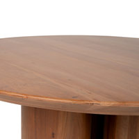 Table basse en bois pour salon, design unique avec base de style poteau et plateau rond incurvé, finition en acacia naturel, décoration intérieure
