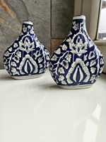 Jarrón de Cerámica Azul Contemporáneo para Mesa, con Intrincado Arte Floral Blanco, Hecho a Mano, Ecológico, Sin Plomo, con Acabado Brillante