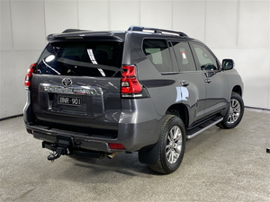 Toyota Land Cruiser Prado 2024 – SUV 4x4 haut de gamme avec confort de luxe et capacité tout-terrain - Product Image 3