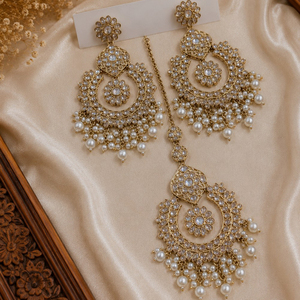 Pendientes colgantes JeweleMarket chapados en oro con cuentas de cristal y Maang Tikka para fiestas, compromisos y aniversarios - Estilo étnico - Product Image 1
