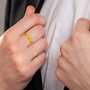 Bague Dôme Dorée de Luxe avec Courbe Centrale Lisse et Relevée, Design Minimaliste Moderne, Bijoux de Mode Classiques, Fournisseur en Gros - Product Image 2