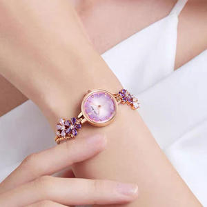 Nouvelle montre unisexe en alliage à quartz, bracelet en plastique, verre léger, motif floral, pour femmes, vente en gros d'usine 2026 - Product Image 1