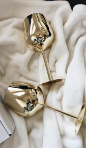 Juego de 2 Copas de Champán de Metal Dorado, Copas Elegantes con Relieve para Bodas - Product Image 6