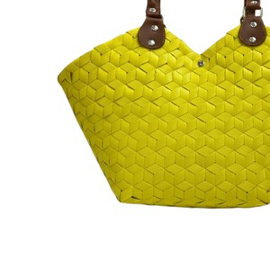 Sac à main en cuir marron de luxe avec sangle géométrique tressée en plastique et sac fait main chic jaune pour femme - Product Image 2