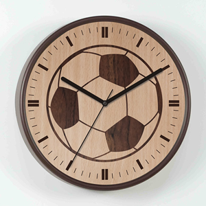 Horloge murale analogique silencieuse à quartz de 12 pouces, thème football, grain de bois foncé, texture naturelle, décoration pour salle de jeux, souvenir pour les fans de sport - Product Image 4