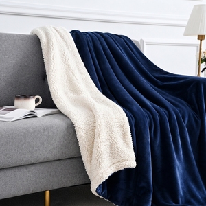 Couverture Sherpa unie bleu marine en polaire et flanelle, couverture tricotée personnalisée pour la maison et les voyages - Product Image 2