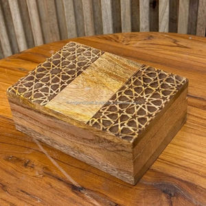 Boîte de rangement en bois gravée pour Bakhoor |   Conteneur à oud en calligraphie arabe avec couvercle à charnière pour décoration de table - Product Image 2