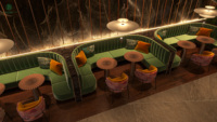 Comptoir de bar intérieur de luxe pour espace lounge en bord de mer, vitrine à vin rétroéclairée, décoration artistique de plafond pour projet de restaurant ou bar