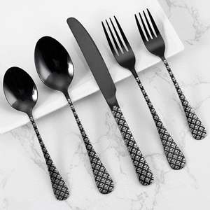 Ensemble de couverts noirs à motifs avec un design audacieux, expérience culinaire moderne, style de table haut de gamme pour restaurant. - Product Image 1