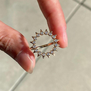 Anillo de Oro Sólido con Diamante Blanco Etéreo de Corte Redondo en Bisel, Joyería Fina para Ocasiones Especiales, Elegante y Lujoso para Mujer - Product Image 1