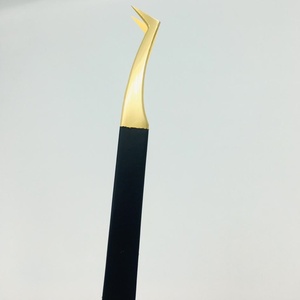 Pince à cils RMI en acier inoxydable avec pointe en plasma doré, revêtement noir, 10 mm, poignée lisse, pointe volume à 45 degrés - Product Image 4