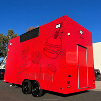 Remorque alimentaire commerciale rouge avec châssis à double essieu, cuisine multi-stations et zone de cuisson ventilée