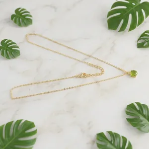 Collar Minimalista con Piedra Redonda de Peridoto y Cuarzo, Chapado en Oro de 18k sobre Latón, Elegante y Moderno para Mujer - Product Image 4