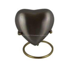 Urnas de corazón de metal elegantes y detalladas antiguas para cenizas con cierre seguro y material de larga duración perfecto para seres queridos - Product Image 5