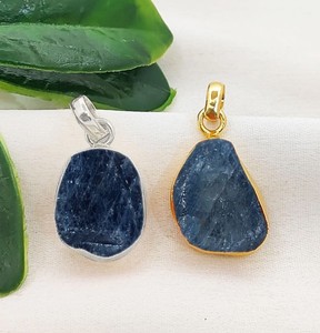 Pendentif breloque en pierre brute plaqué or saphir teinté DIY – Fournitures de bijoux en gros pour colliers - Product Image 1