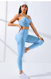 Ensemble de sport noir sans couture pour femme : soutien-gorge de yoga, leggings taille haute et crop top à manches courtes pour fitness et entraînement - Product Image 4