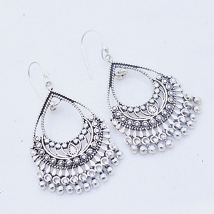 Boucles d'oreilles pendantes en argent sterling 925 oxydé, forme goutte d'eau, avec franges perlées, Memoria Jewels, vente en gros - Product Image 5