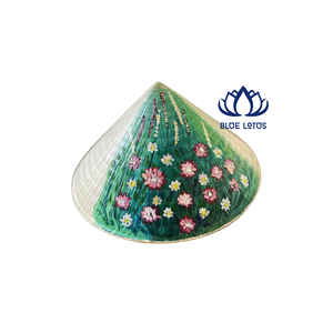 Chapeau conique vietnamien décoratif sculpté en forme de gourde de haute qualité |   Décoration murale et accessoire photo écologiques et naturels - Product Image 1