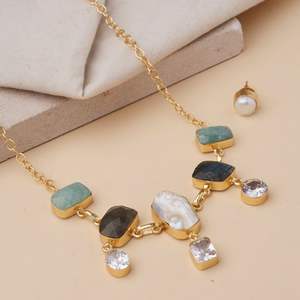 Collier fait main plaqué or multi-pierres – Collier chaîne statement en Amazonite, Labradorite et Perle - Product Image 1