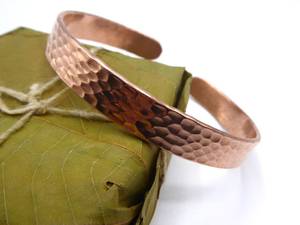 Brazalete Artesanal de Cobre Puro con Diseño de Panal, Joyería Curativa de Metal Sólido con Diseño Festoneado y Hoyuelos para Hombres y Mujeres OEM - Product Image 1