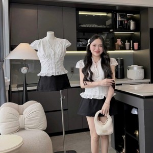 Conjunto de Dos Piezas para Mujer, Top con Volantes de Encaje y Minifalda Lisa para un Estilo Elegante - Product Image 5