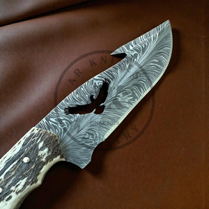 Cuchillo de Chef Personalizado OEM de Acero Inoxidable Damasco con Mango de Cuerno de Ciervo, Patrón de Pluma, Punta Caída, para Caza, Supervivencia, Camping e Industrial, con Funda de Cuero - Product Image 2