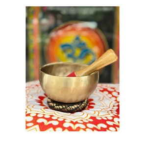 Bol sonore artisanal en laiton massif avec marteau en bois et coussin – Instrument de relaxation pour la méditation, la guérison des chakras et la thérapie sonore du yoga - Product Image 1