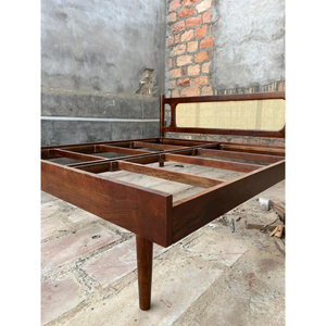 Lit king size moderne de style mid-century en bois d'acacia massif avec tête de lit en rotin – finition rotin tressé - Product Image 4