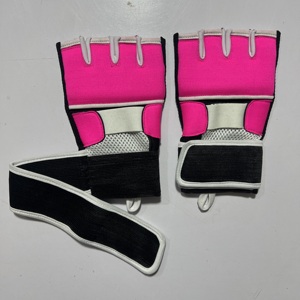 Guantes de Boxeo de Neopreno Rosa y Negro sin Dedos, Soporte de Muñeca Ajustable, Protección de Palma Transpirable con Malla, Unisex - Product Image 1