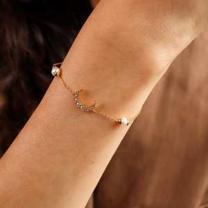 สร้อยข้อมือมุกทรงพระจันทร์เสี้ยวประดับมุกน้ำจืด เงินแท้ 925 ชุบทอง 14K ดีไซน์สวยงาม เหมาะเป็นของขวัญสำหรับเธอ - Product Image 1